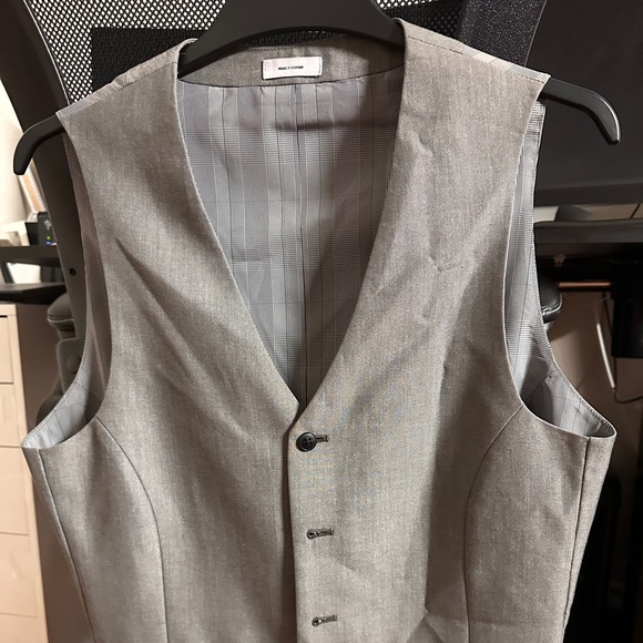 Grey vest - Picture 1 of 1